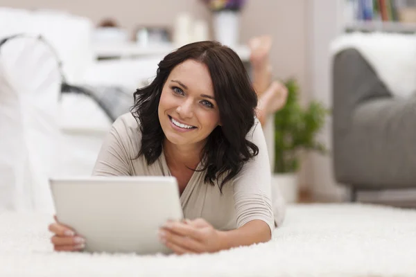 Mujer usando tableta digital — Foto de Stock