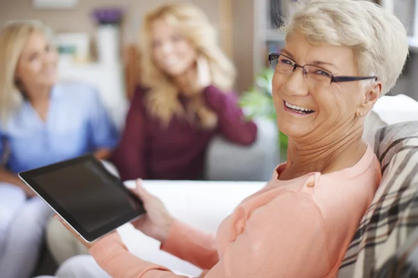 Mulher usando tablet digital — Fotografia de Stock