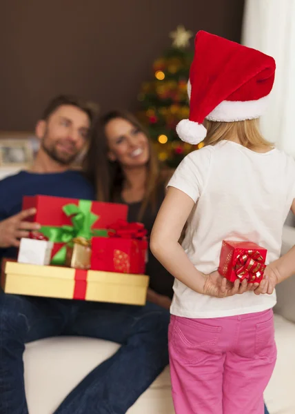 Lycklig familj med julklappar — Stockfoto