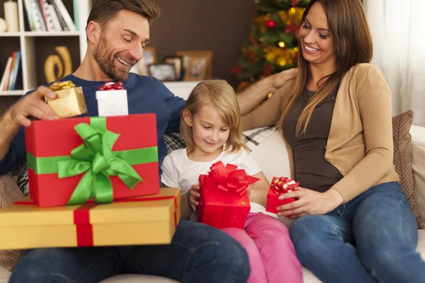 Family opening christmas presents — Stock Photo, Image
