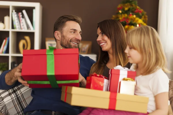 Famiglia nel periodo natalizio con regali — Foto Stock