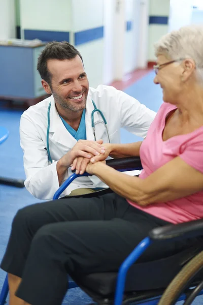 Arzt kümmert sich um Patienten — Stockfoto