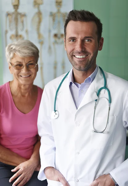 Arzt mit seinem älteren Patienten — Stockfoto