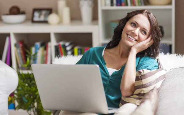 Mulher com laptop — Fotografia de Stock