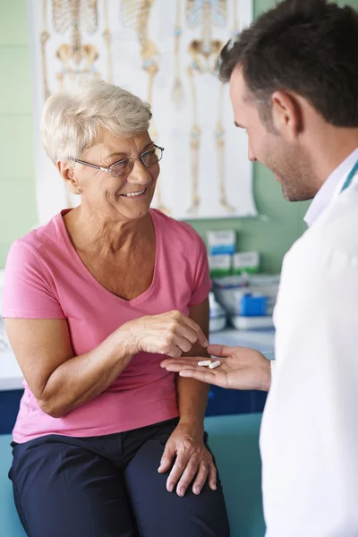 Ich vertraue dir, dass mir diese Pille hilft — Stockfoto