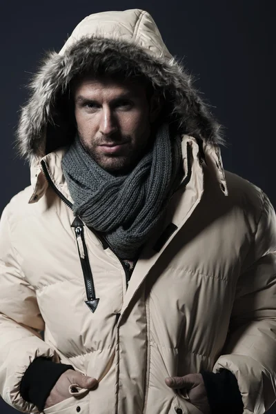 Красивый мужчина в зимней одежде — стоковое фото