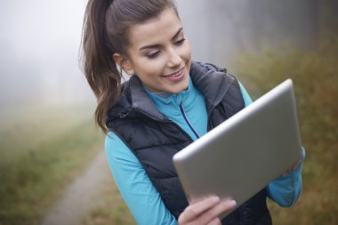 Dijital tablet ile çalışan kadın