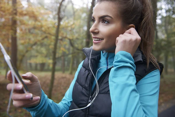 Mujer escuchando música mientras corre —  Fotos de Stock