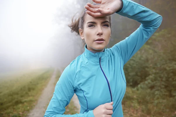 Vrouw uitgevoerd in de ochtend — Stockfoto