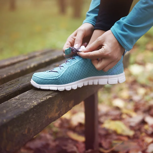 Mujer atando un zapato —  Fotos de Stock