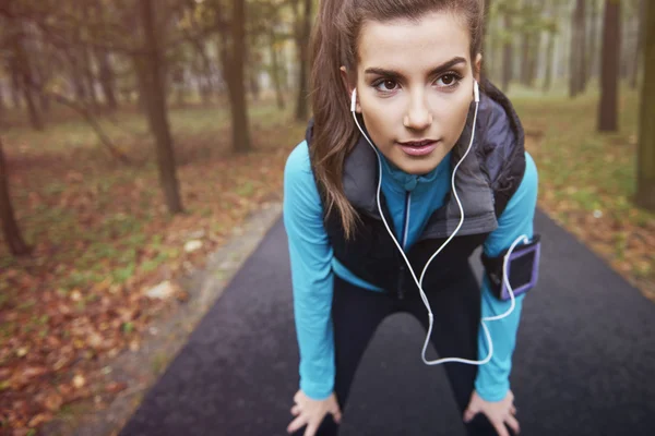 Woman listeting to music while running — Stock Photo, Image