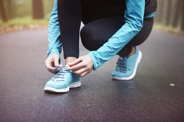 Woman tying a shoe — Stock Photo, Image