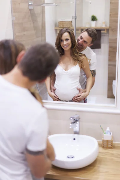 Frun och maken i bathroon — Stockfoto
