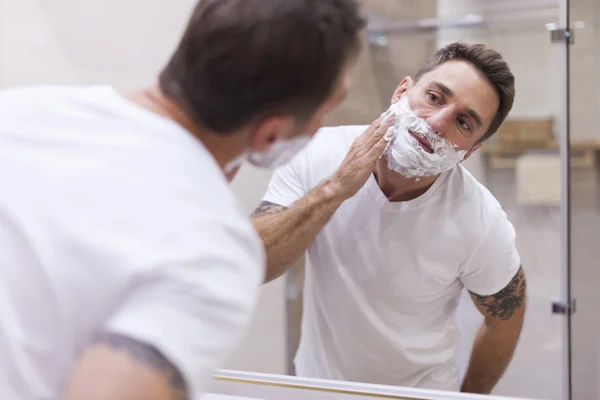Muž holení — Stock fotografie