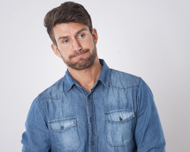 Yenilgi sonra somurtma adam