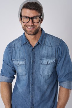 Yakışıklı genç adam.