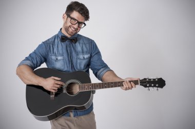 Gitar ile moda müzisyen