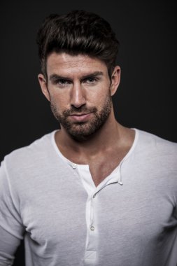 yakışıklı kaslı adam