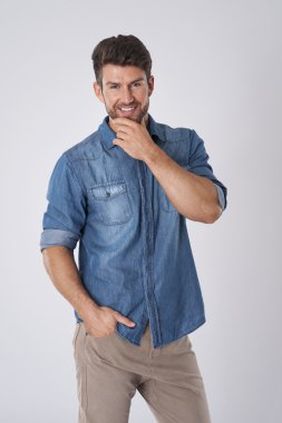 Yakışıklı genç adam.