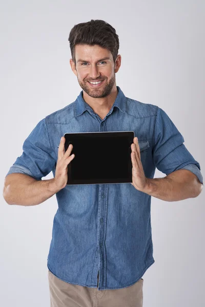 Молодой человек держит цифровой планшет — стоковое фото