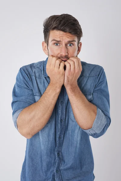 Hombre mordiendo clavos — Foto de Stock