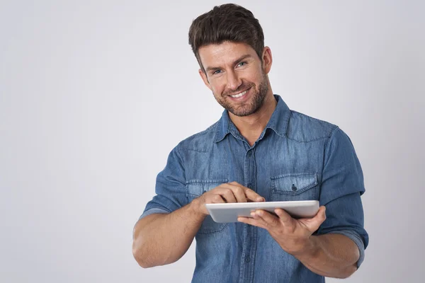 Jongeman met digitale tablet — Stockfoto