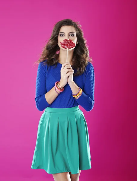 Mujer joven rodeada de colores —  Fotos de Stock