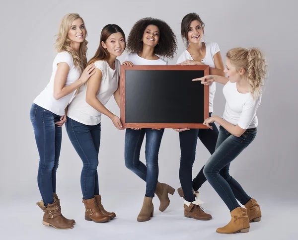 Meninas bonitas com quadro negro — Fotografia de Stock