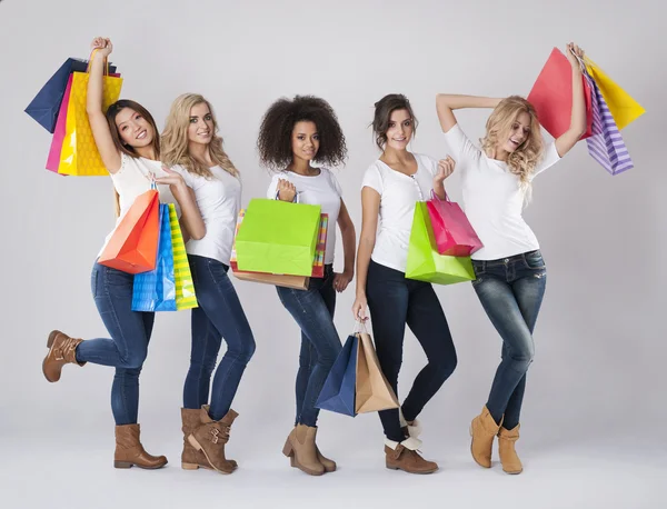 Mulheres bonitas com sacos de compras — Fotografia de Stock