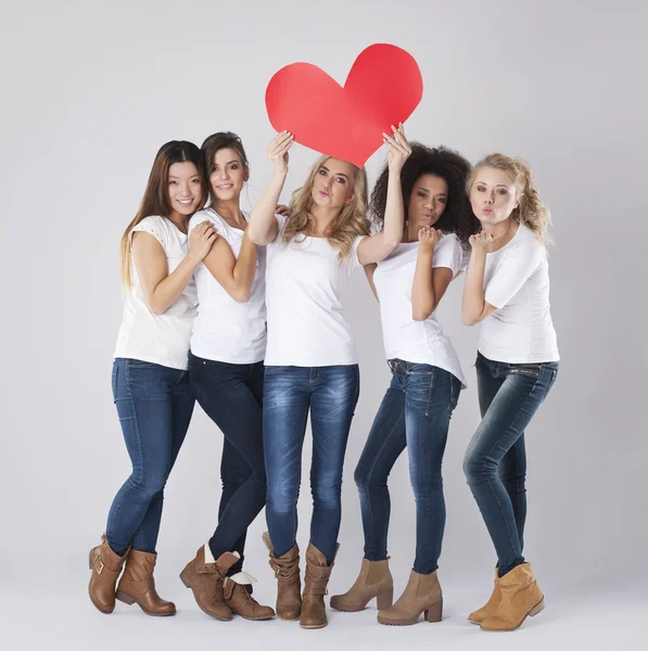 Meninas com sinal de coração — Fotografia de Stock