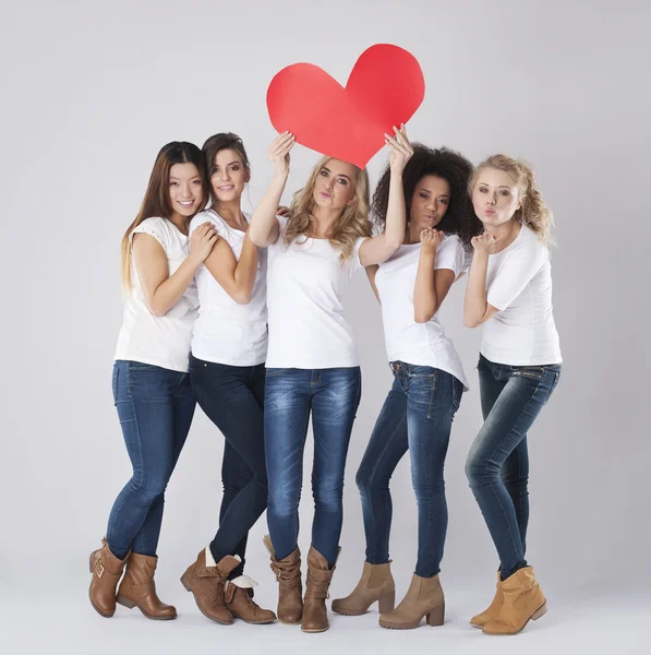 Ragazze con segno di cuore — Foto Stock