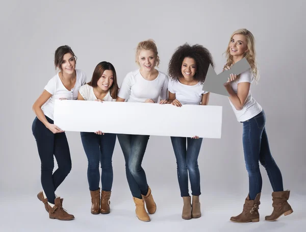Mulheres segurando placa branca vazia — Fotografia de Stock