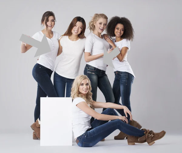 Mulheres segurando placa branca vazia — Fotografia de Stock