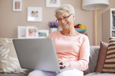 Dizüstü bilgisayarla rahatlayan kadın