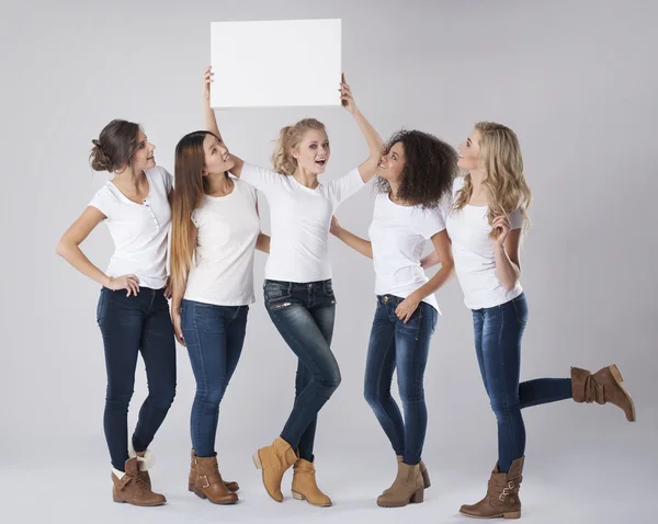 Mulheres segurando placa branca vazia — Fotografia de Stock