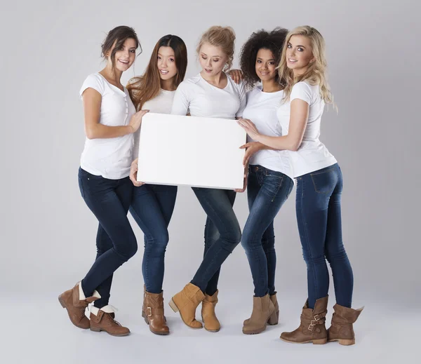 Mulheres segurando placa branca vazia — Fotografia de Stock