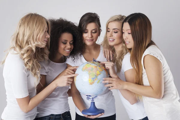 Les femmes avec un globe — Photo