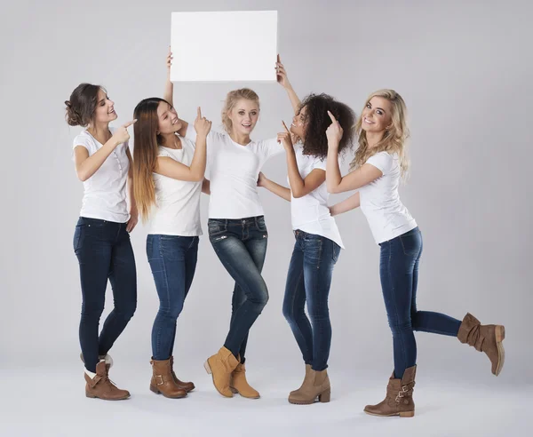 Mujeres sosteniendo tablero blanco vacío — Foto de Stock