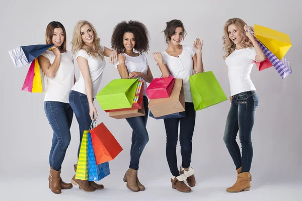Hermosas mujeres con bolsas de compras —  Fotos de Stock