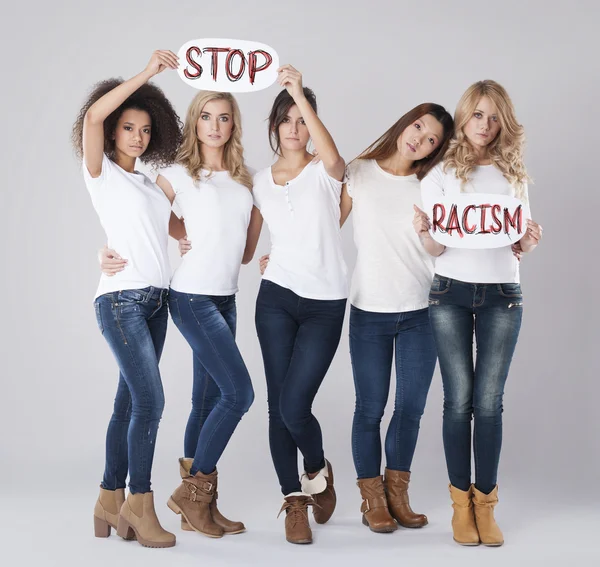 Mujeres con signos de Alto al racismo — Foto de Stock