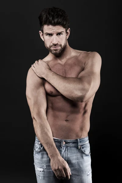 Sexy man poseren in duisternis — Stockfoto