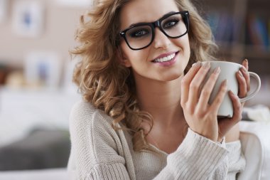 Bir fincan ile yatakta kadın