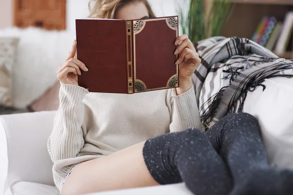 Vrouw in bed met boeken — Stockfoto