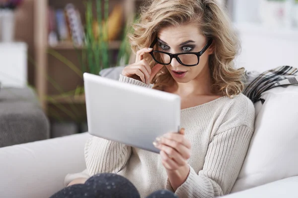 Woman in bed with pad — Stock Photo, Image