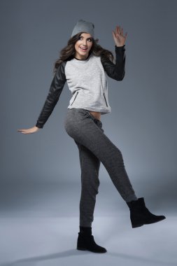 Şık genç kadın dans