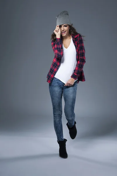 Mujer joven en sombrero — Foto de Stock