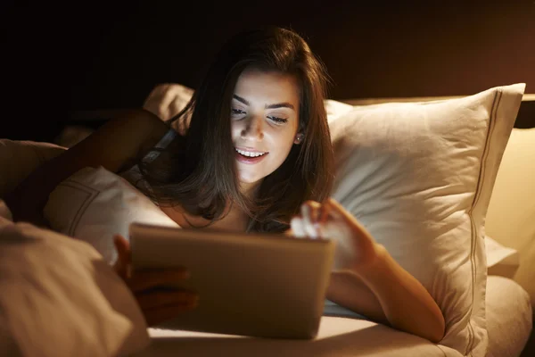 Femme avec ordinateur portable au lit — Photo