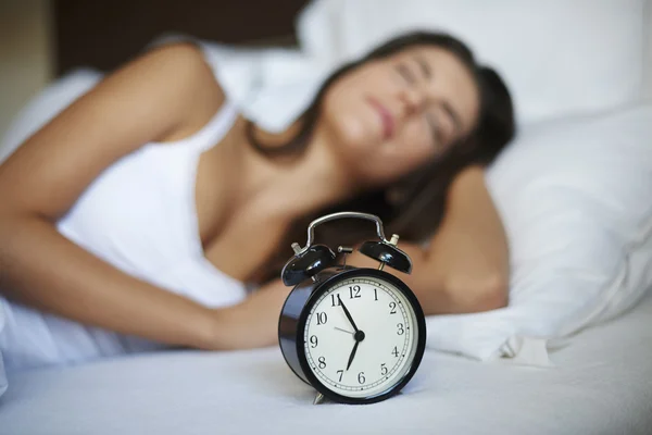 Mulher na cama com alarme — Fotografia de Stock