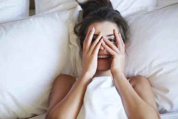 Mulher tímida na cama — Fotografia de Stock