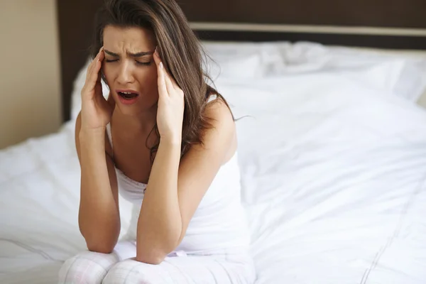 Mujer joven con dolor de cabeza — Foto de Stock